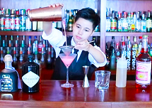 【佛山展翅調(diào)酒咖啡西點(diǎn)培訓(xùn)學(xué)?！颗{(diào)酒師晨晨
